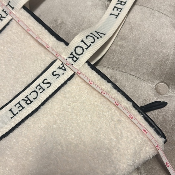 Victoria’s Secret overnight bag with Sherpa fur and black faux leather, new - Picture 8 of 10